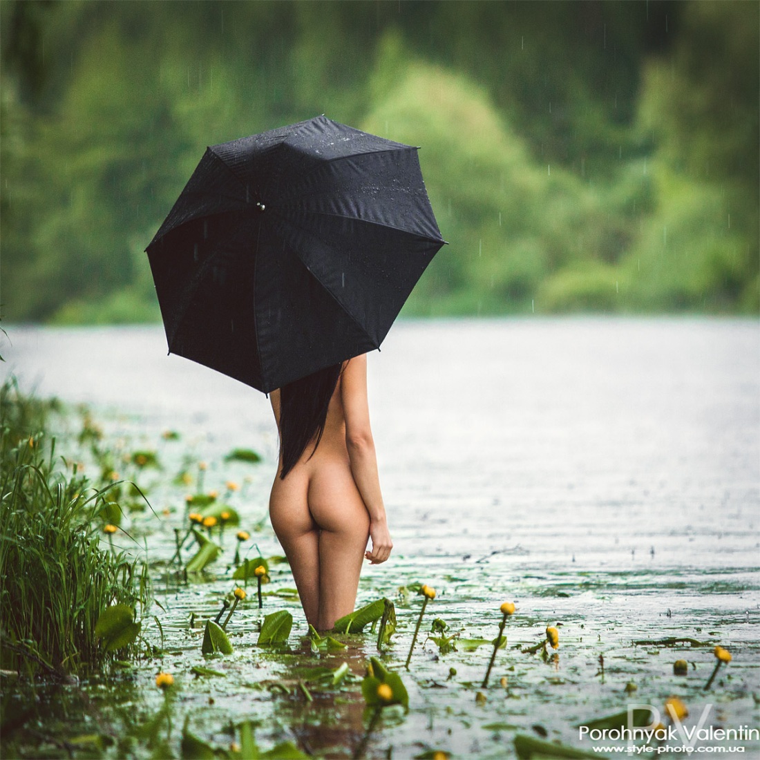 Мокрые сиськи под дождем