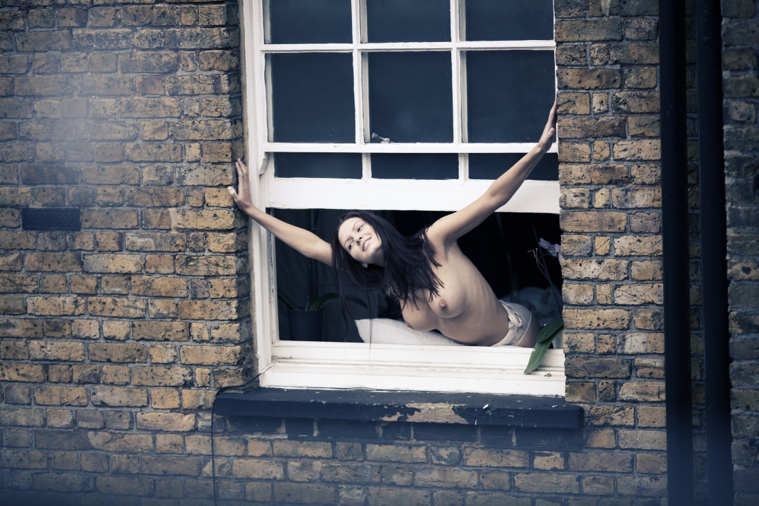 Голые женщины в окнах домов