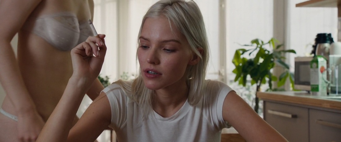 Голая Саша Лусс в фильме Анна