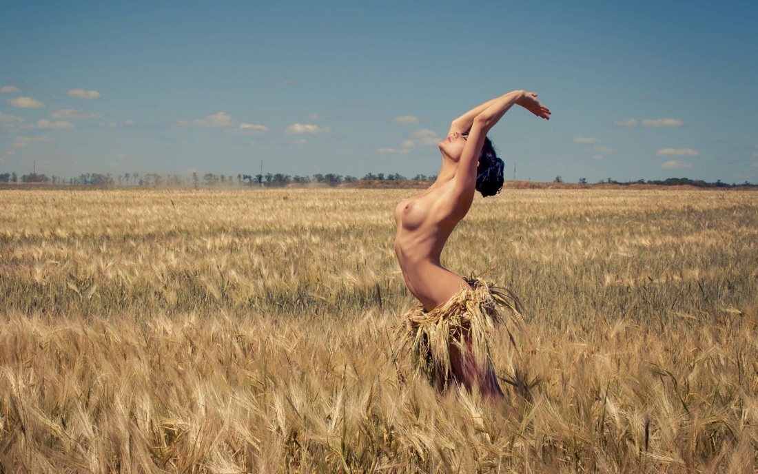 Фотосессия в поле обнаженка