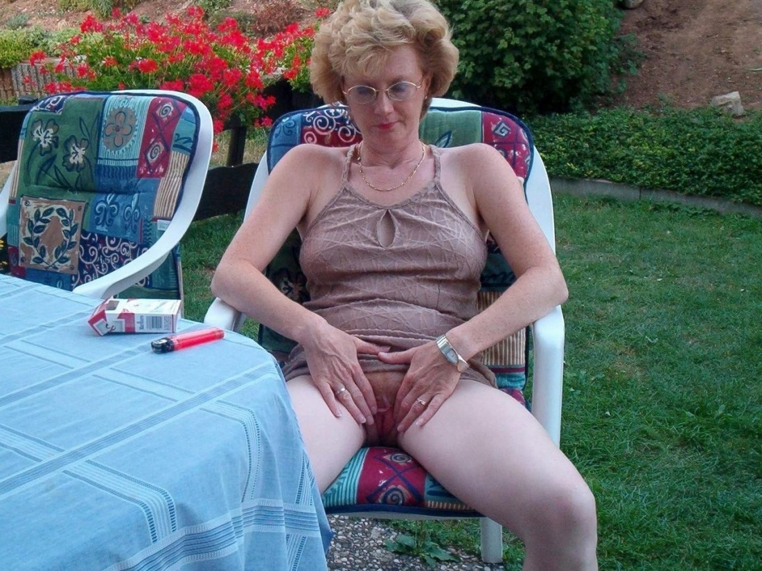 Зрелые старухи в колготках ссут