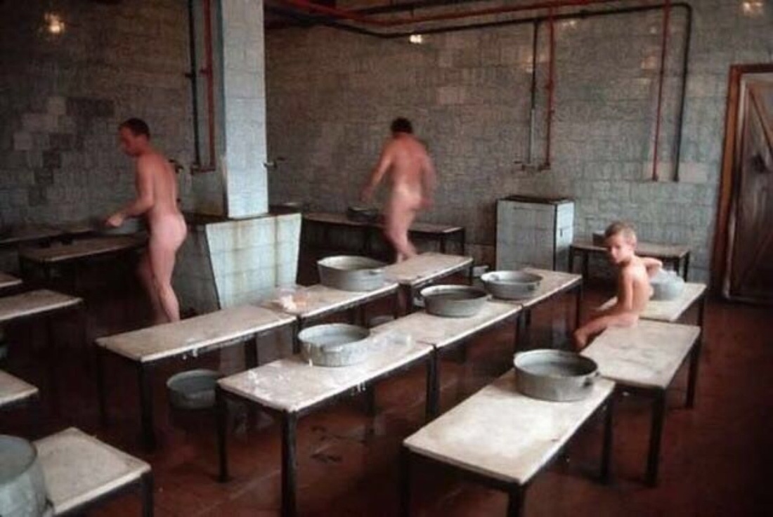 Голые парни моются в бане