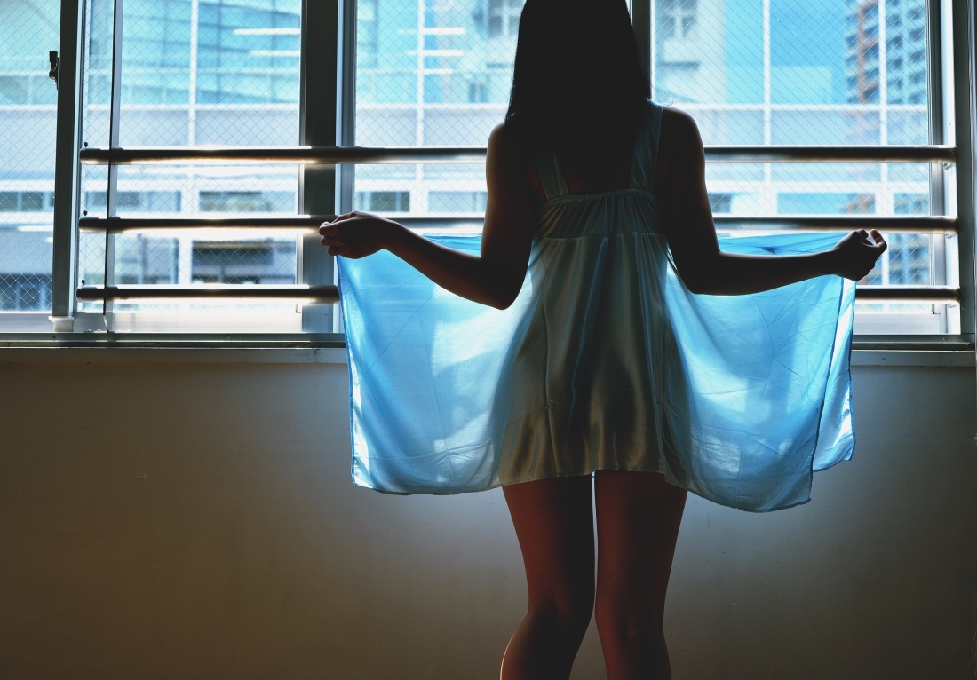 Девушка в платье у окна