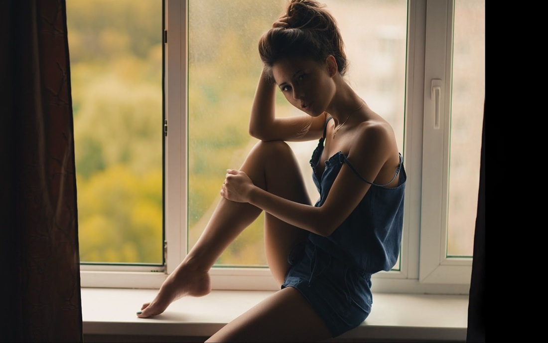 Голая зрелая баба в окне