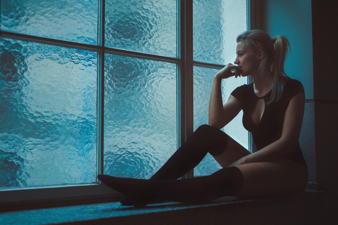 Девушка на подоконнике