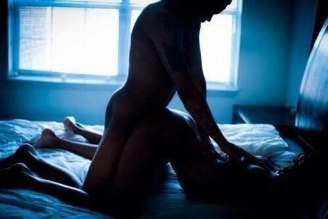 Эротическая фотосессия девушки и парня на кровати