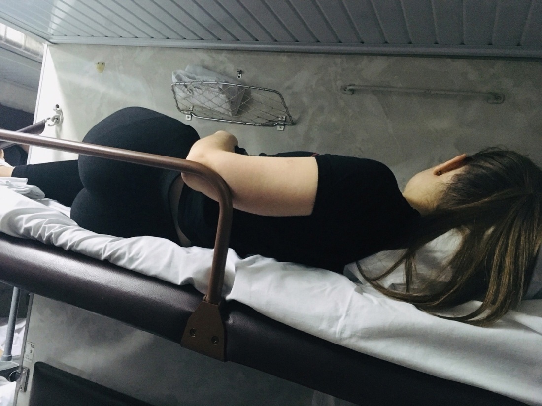 Красивая девушка в поезде ню