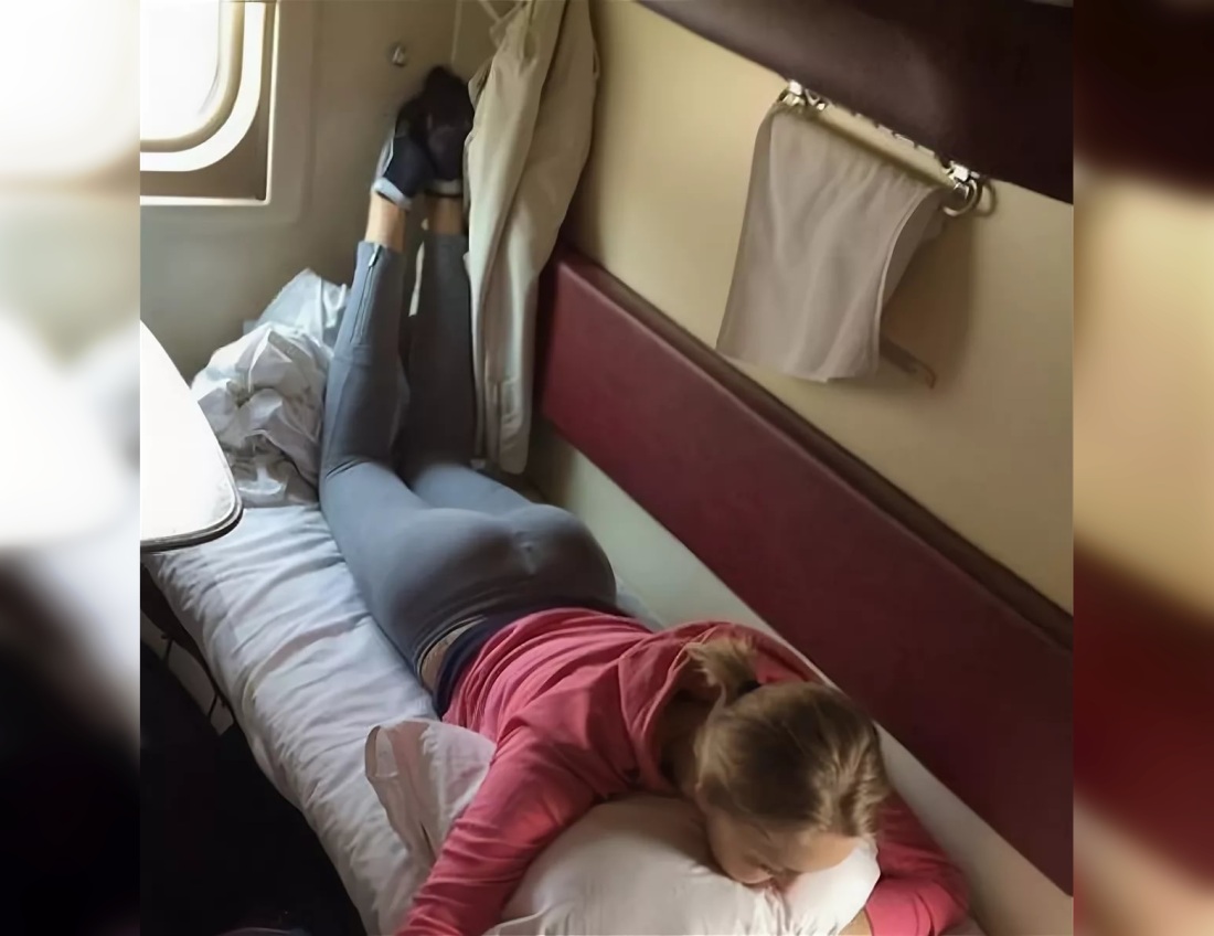 Девушка в вагоне поезда