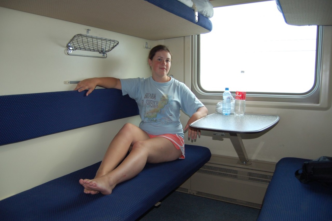 Попы в стрингах в поезде