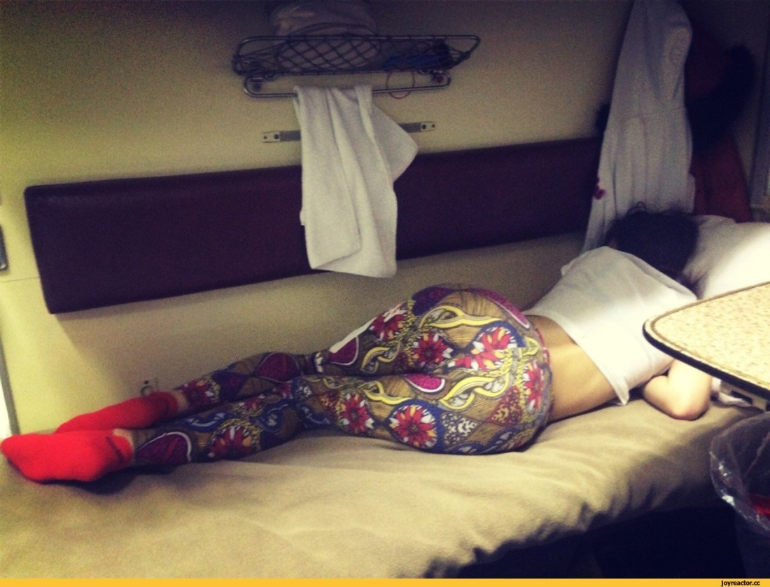 Марго Робби в купе поезда