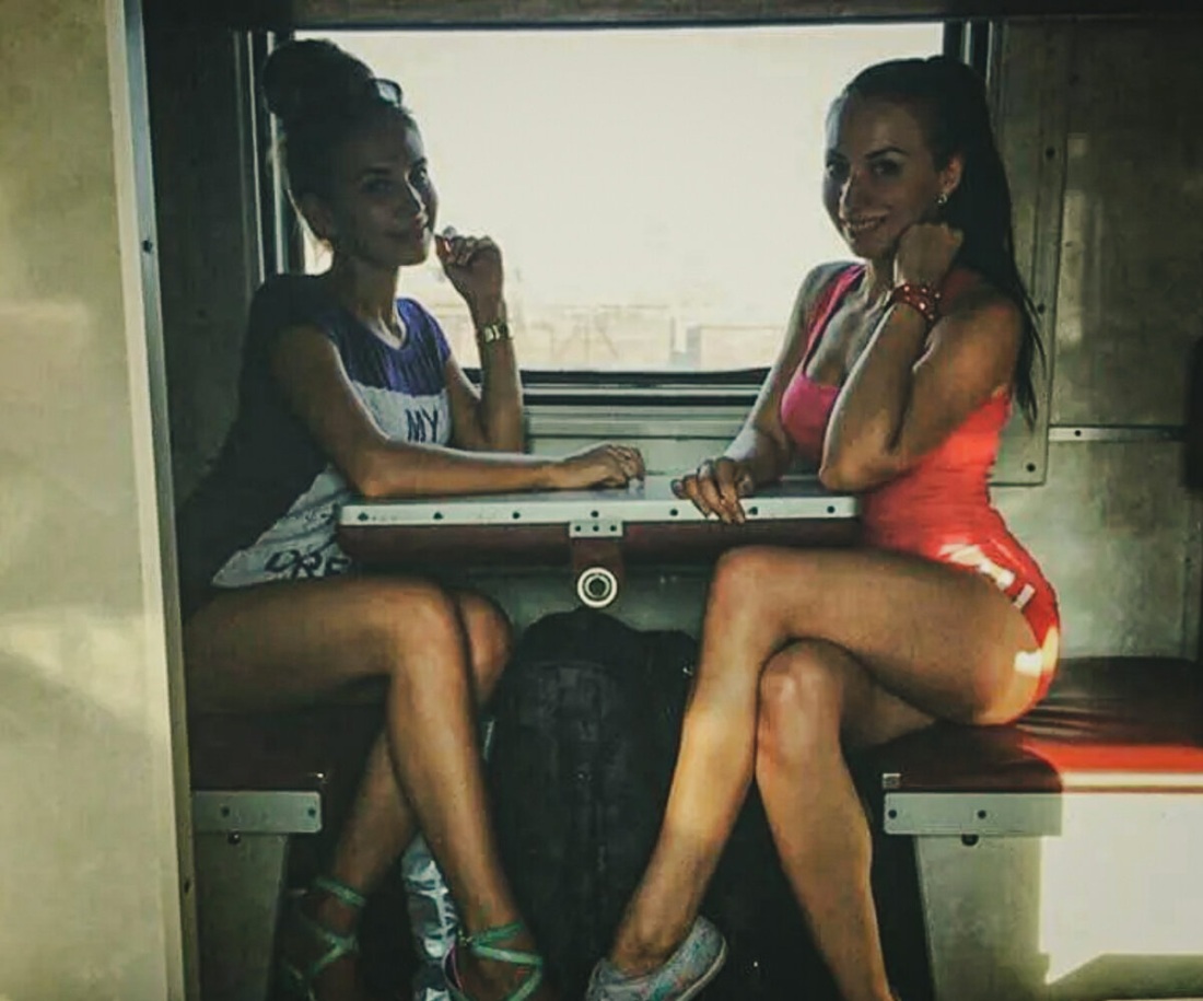 Красивые девушки в поезде