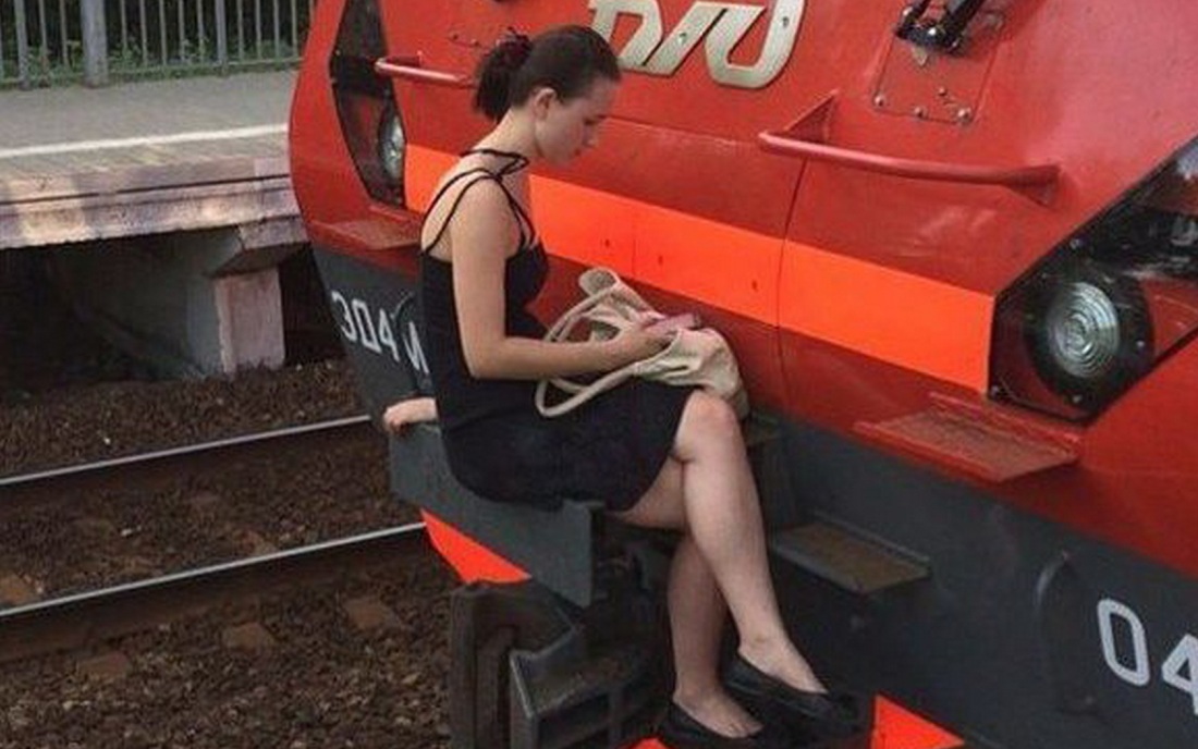 Девочка спит в поезде