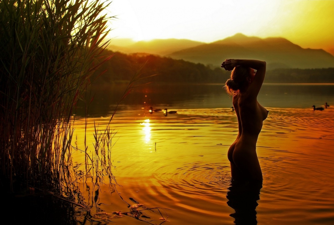 Эротическая фотосессия на закате