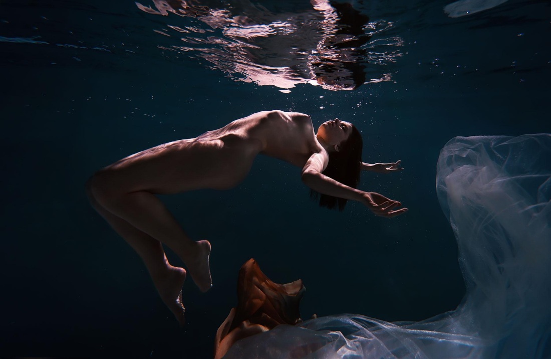 Красивые голые женщины на море