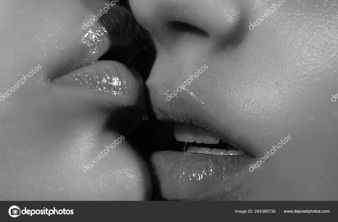 Слюнявый поцелуй девушек