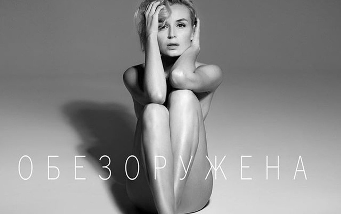 Блондинка позирует на кровати