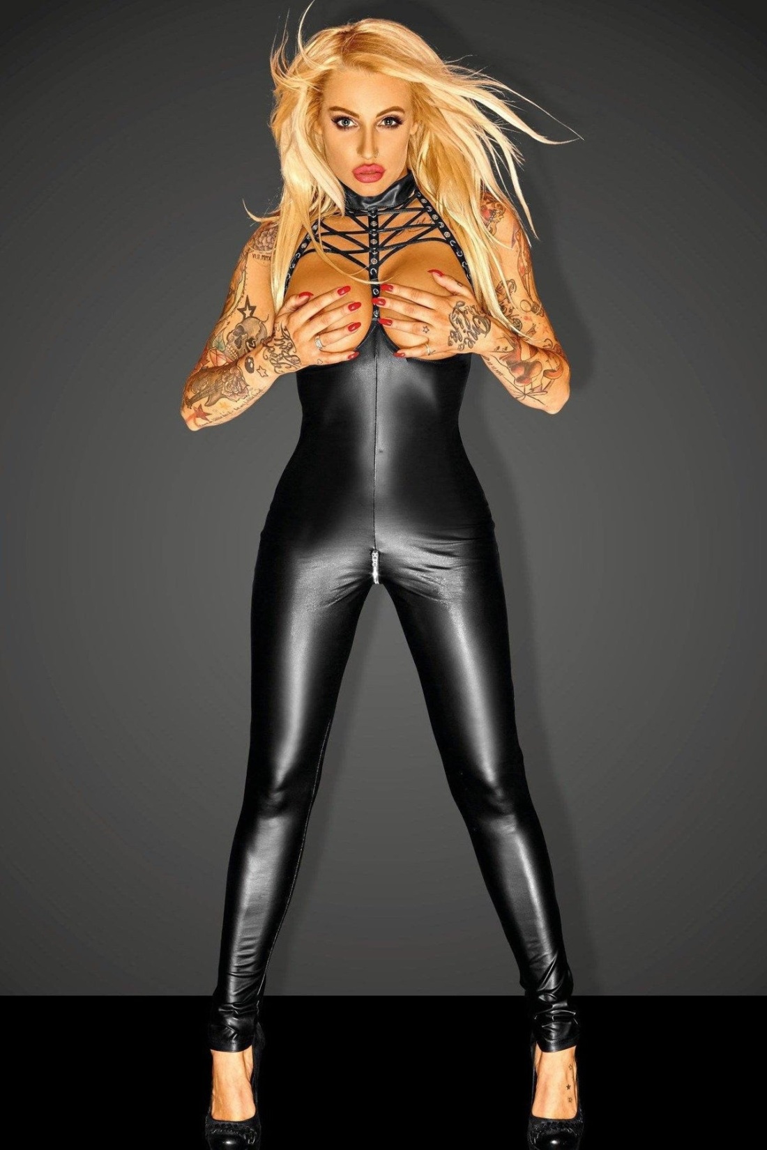 Девушка в кожени одежде