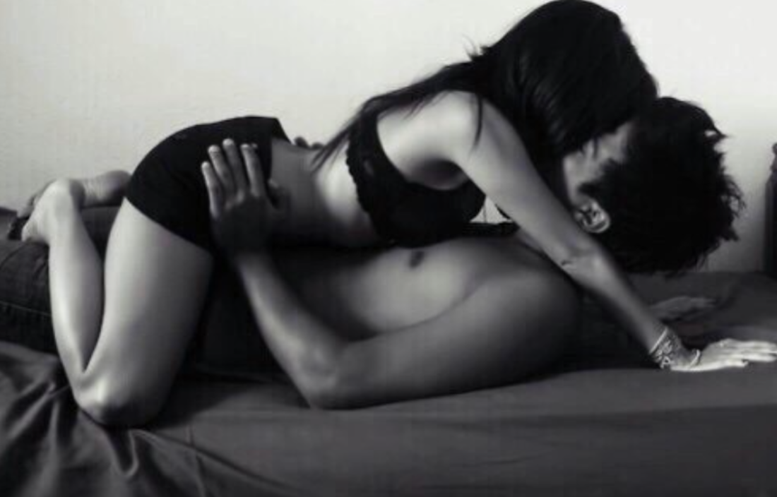 Девушка сидит сверху на парне