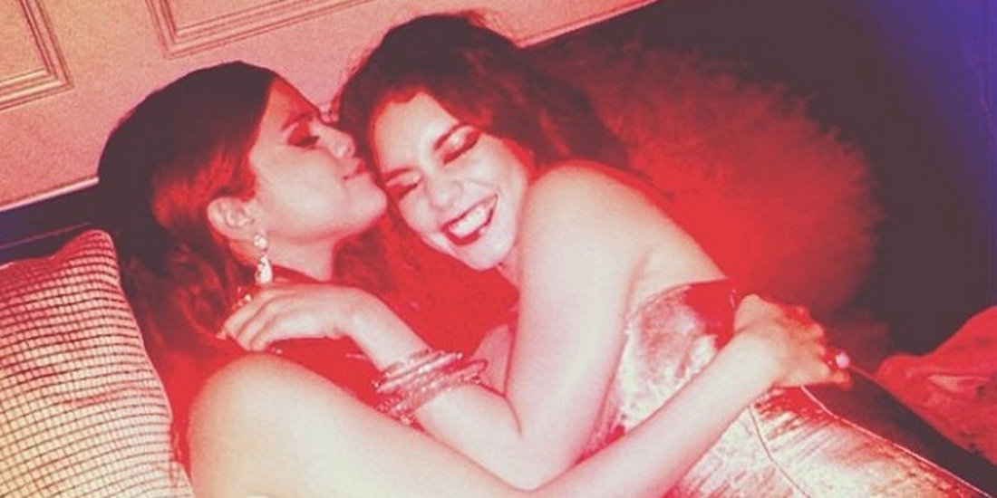 Обнажилась перед зеркалом