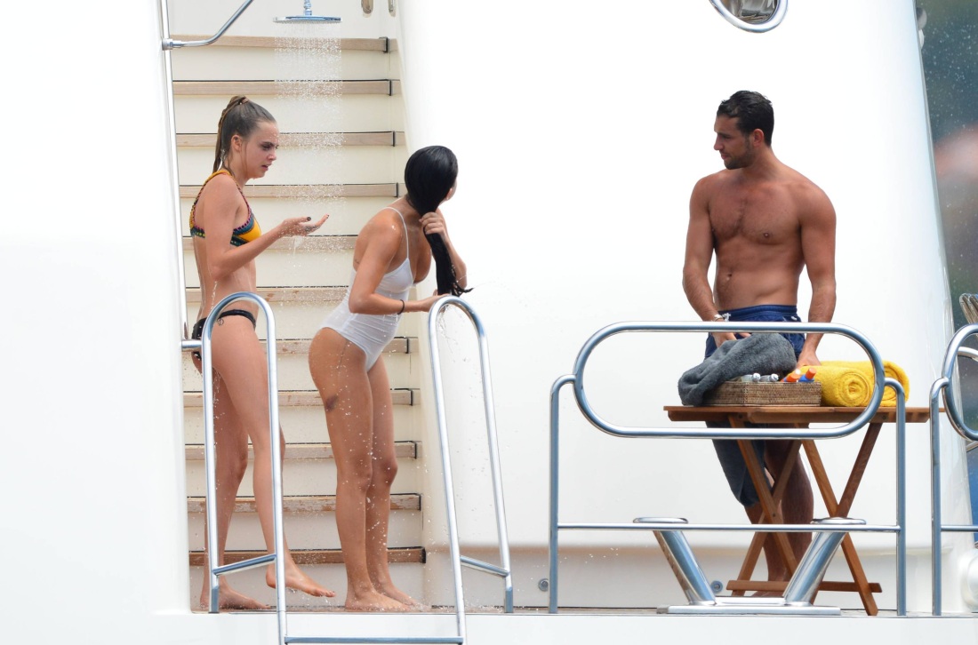 Селена Гомес в голубом купальнике