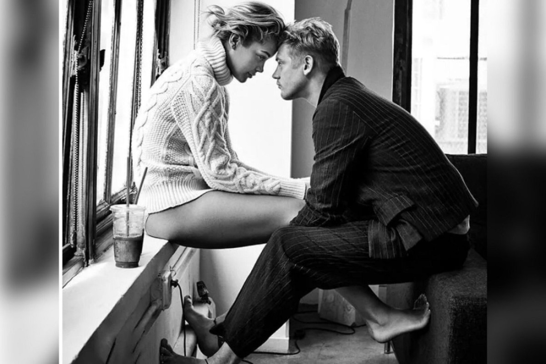 Мужчина прижимает женщину