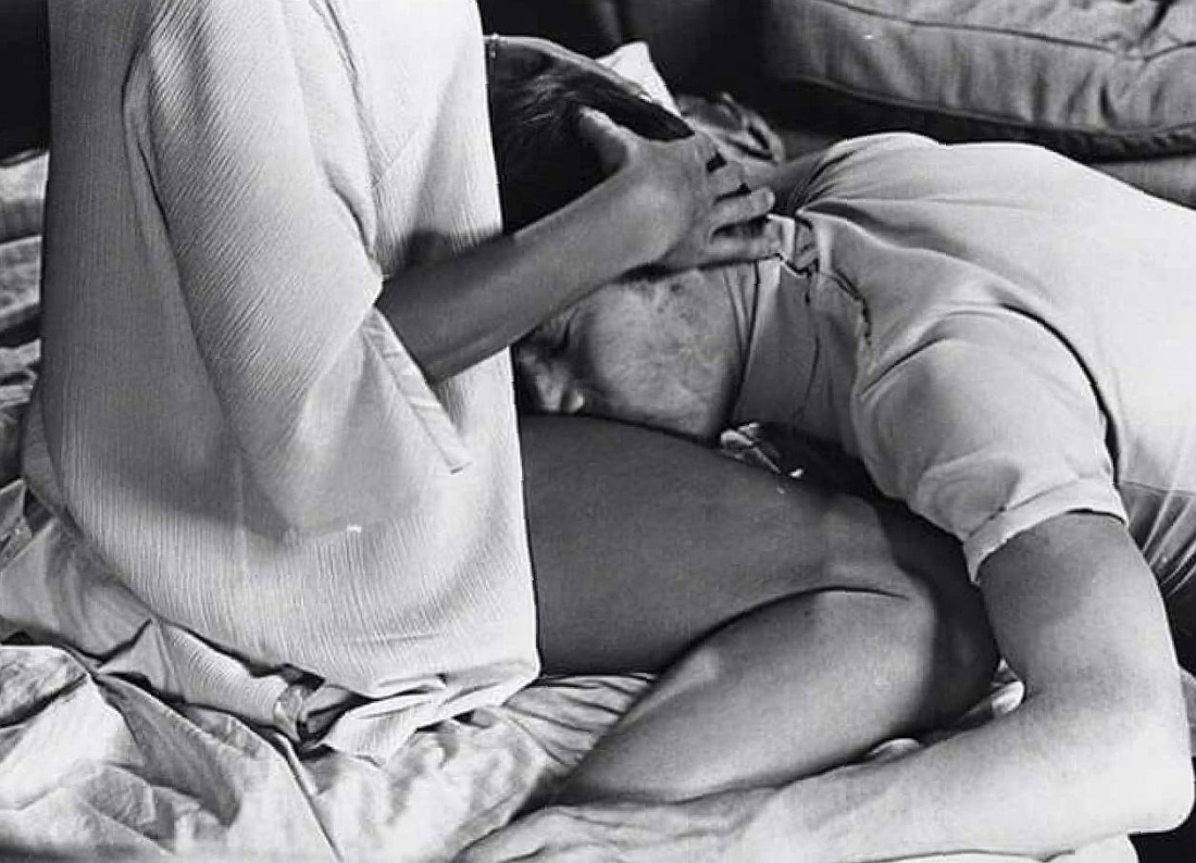 Парень целует ноги девушке