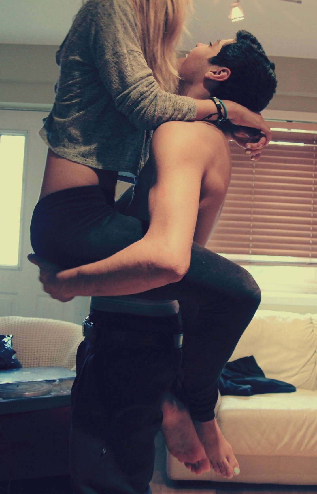 Обняла ногами парня