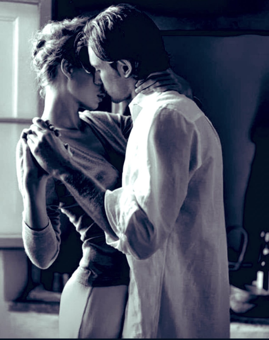 Обнимает за шею