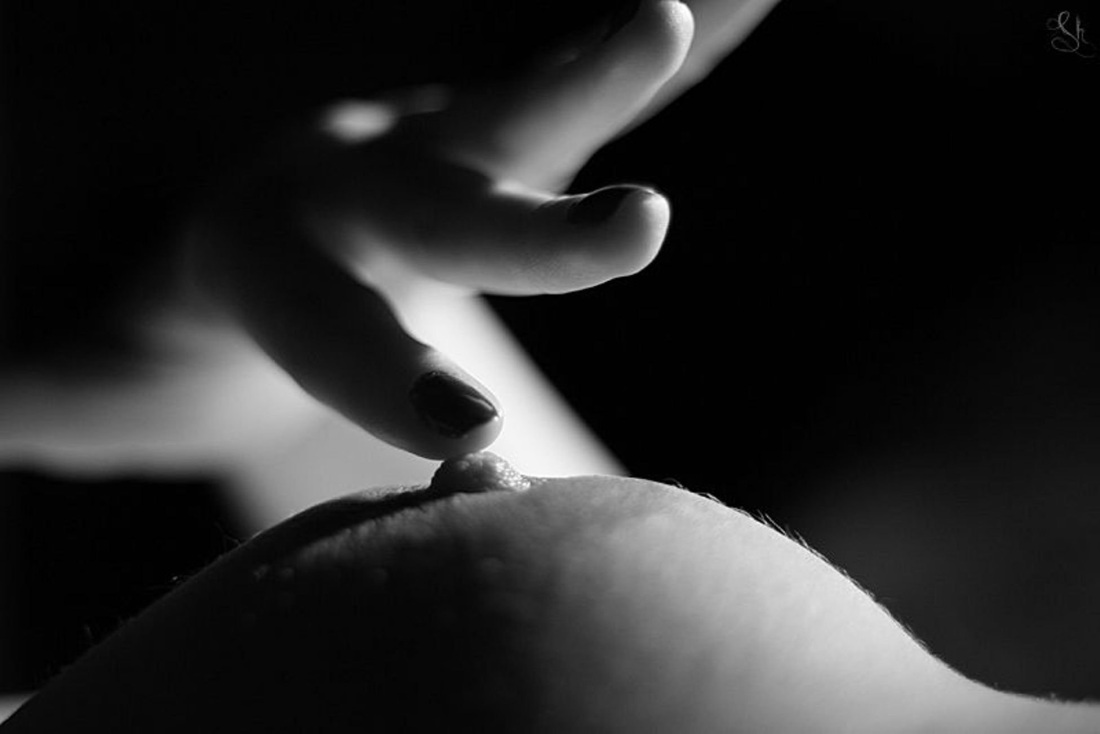 Парень лижет женскую грудь