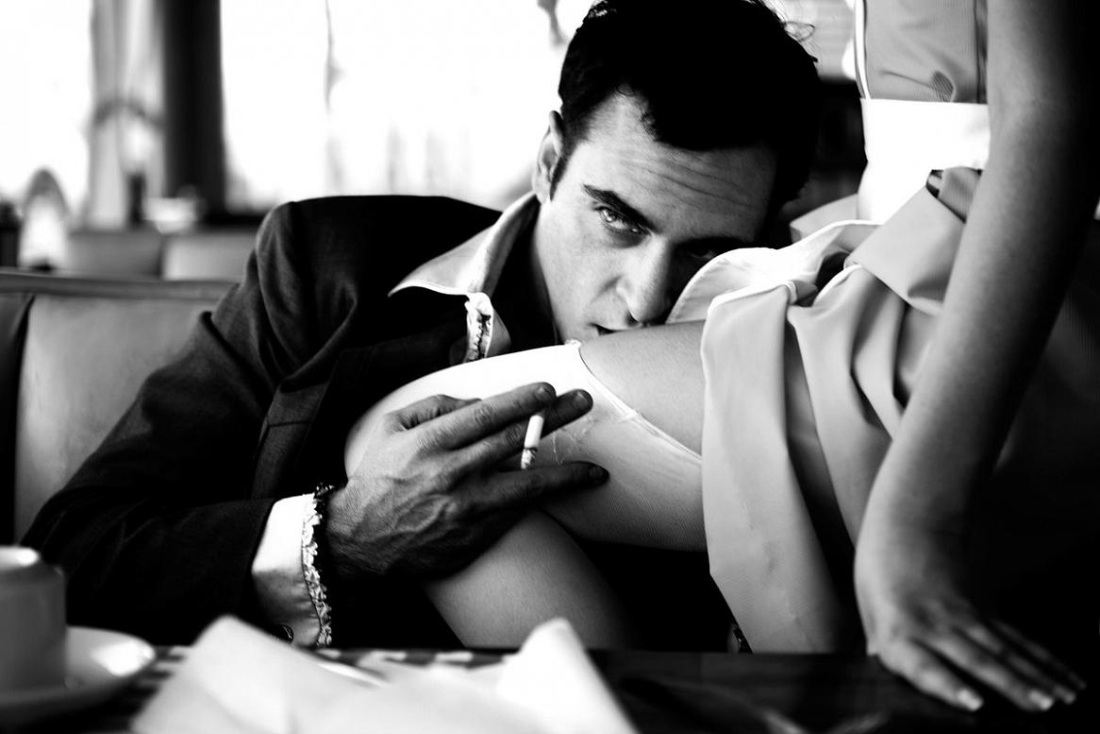 Целует ножки