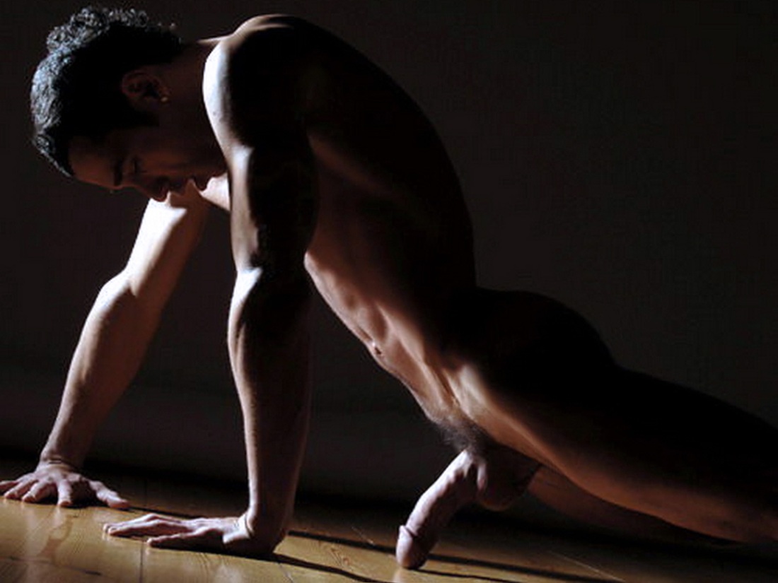 Ню парни позируют в залах