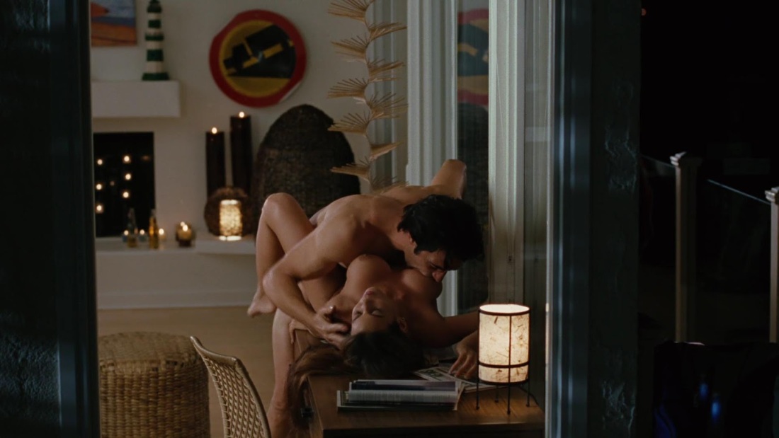 Мэгги Джилленхол голая в сериале двойка