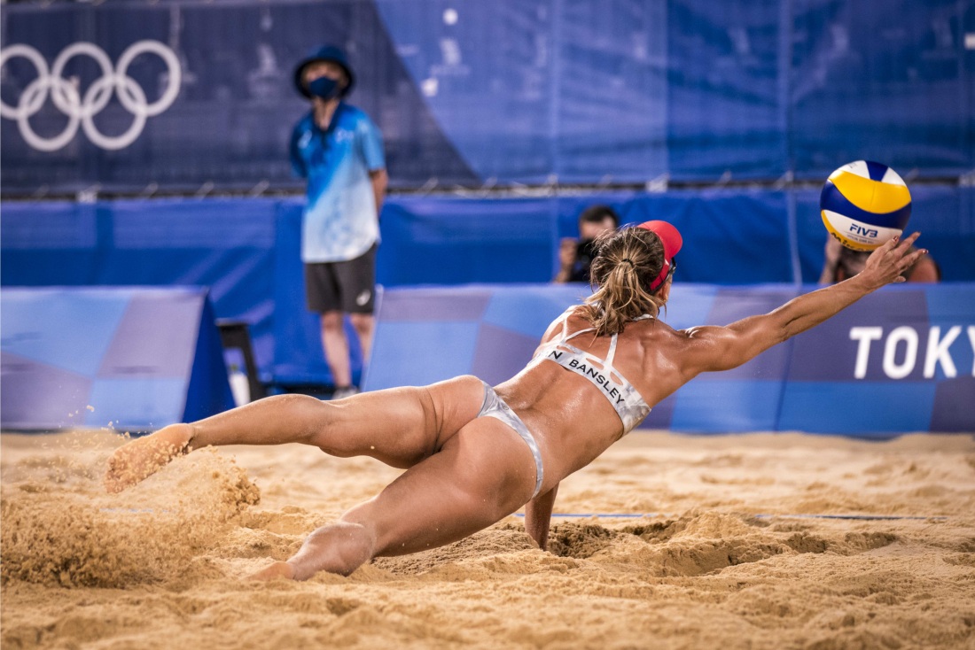 Женский пляжный волейбол без бикини