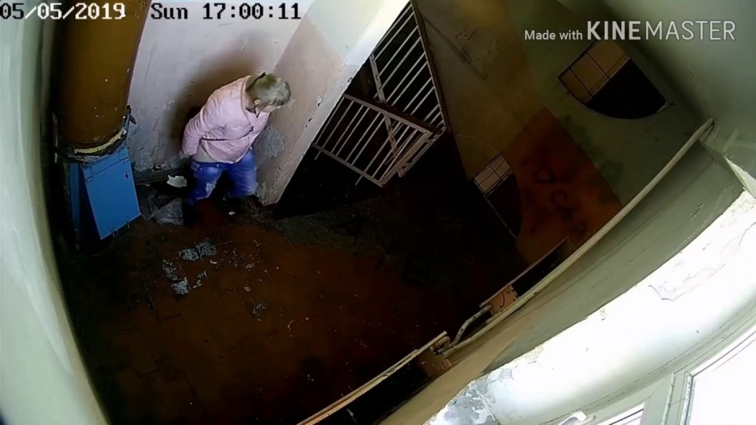 Человек на кровати карандашом