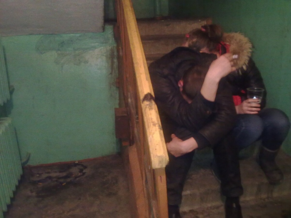 Пары в подъезде