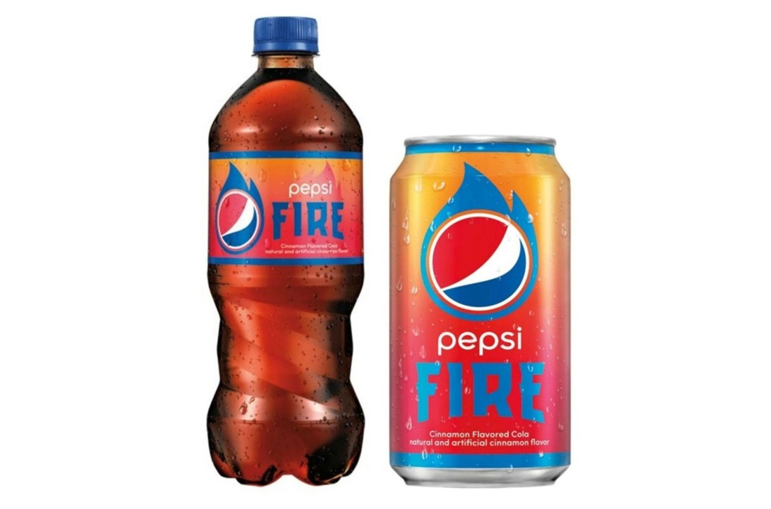 Девушка с бутылкой Кока колы