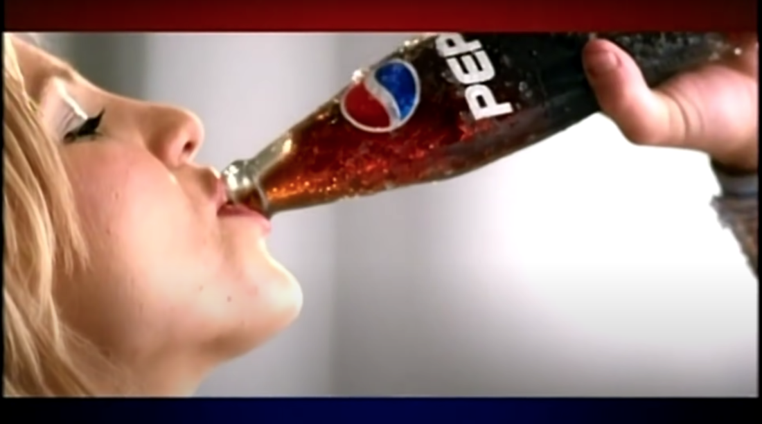 Девушка пьет колу