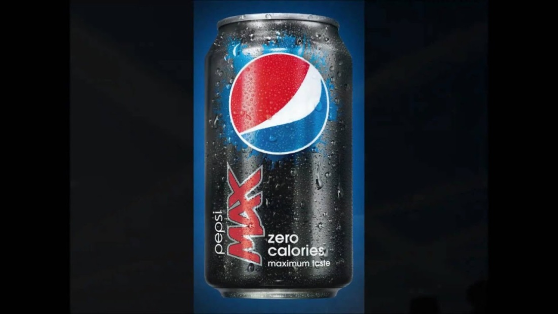 Пепси в руках в магазине