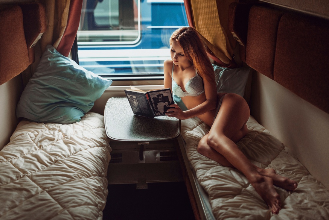 Margot Robbie в поезде