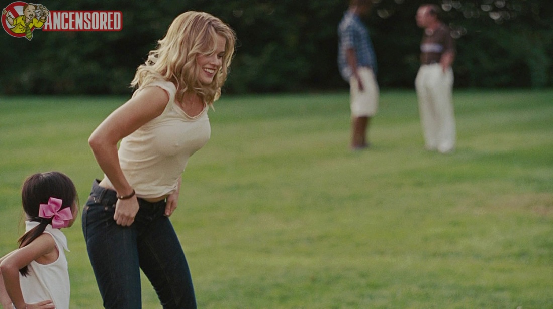 Alice Eve грудь