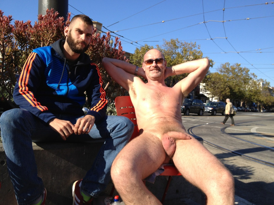 Голый мужчина в полный рост