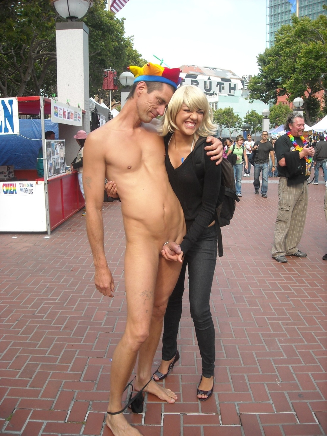 Девушки рассматривают член