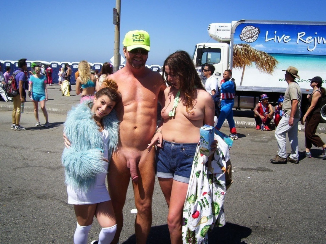 Голые мужчины одетые женщины