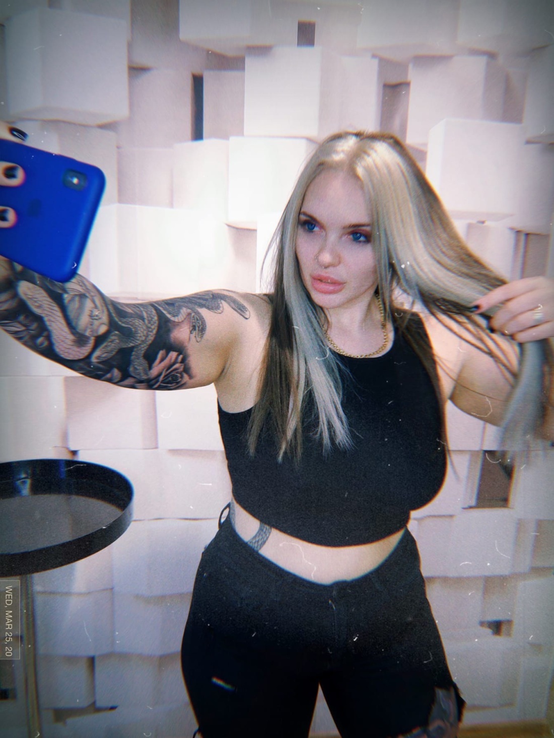 Время не лечит лечит тот кто обнимает с каждым разом все крепче