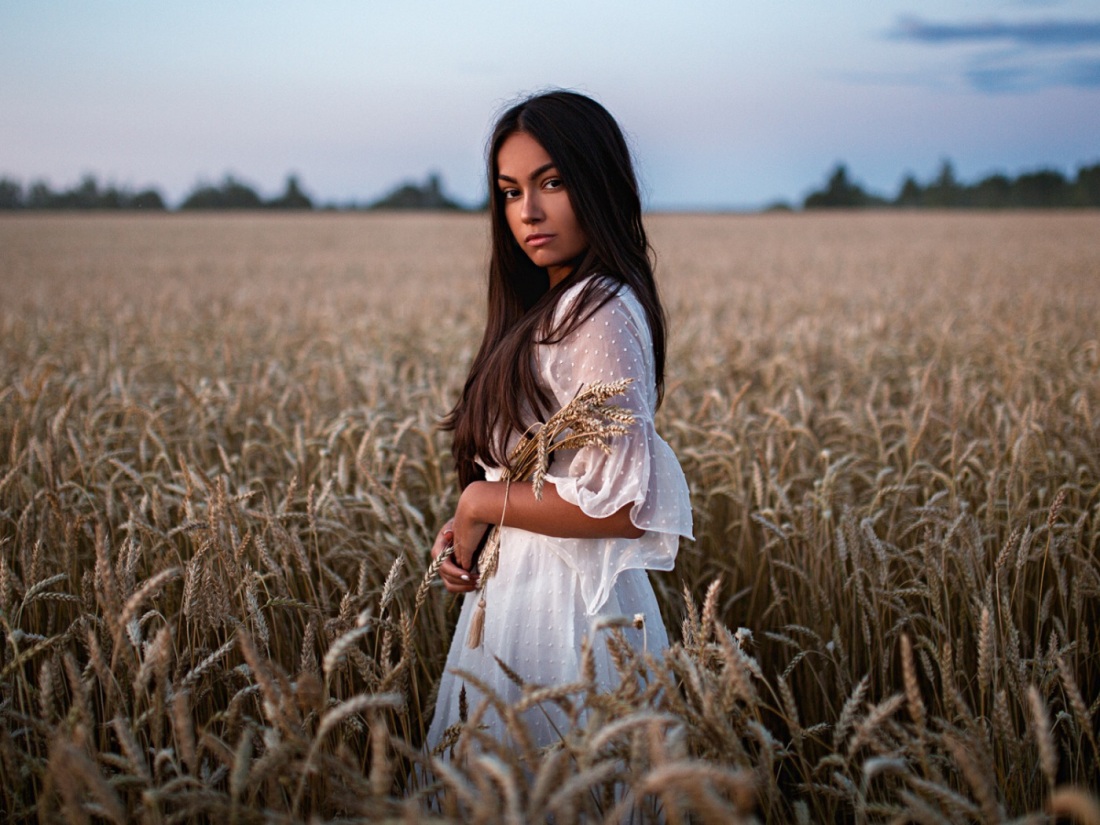 Девушка в поле