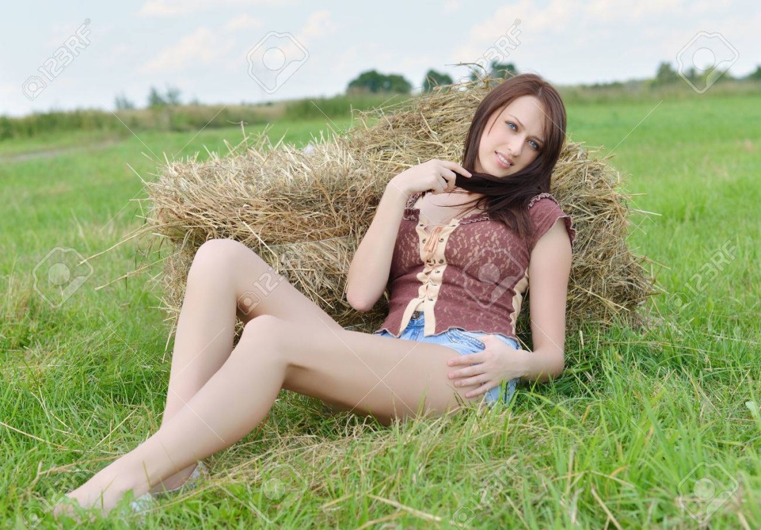 Худенькая деревенская девушка