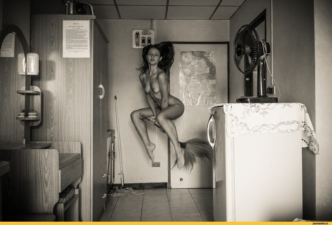 Эротическая фотосессия в коммуналке