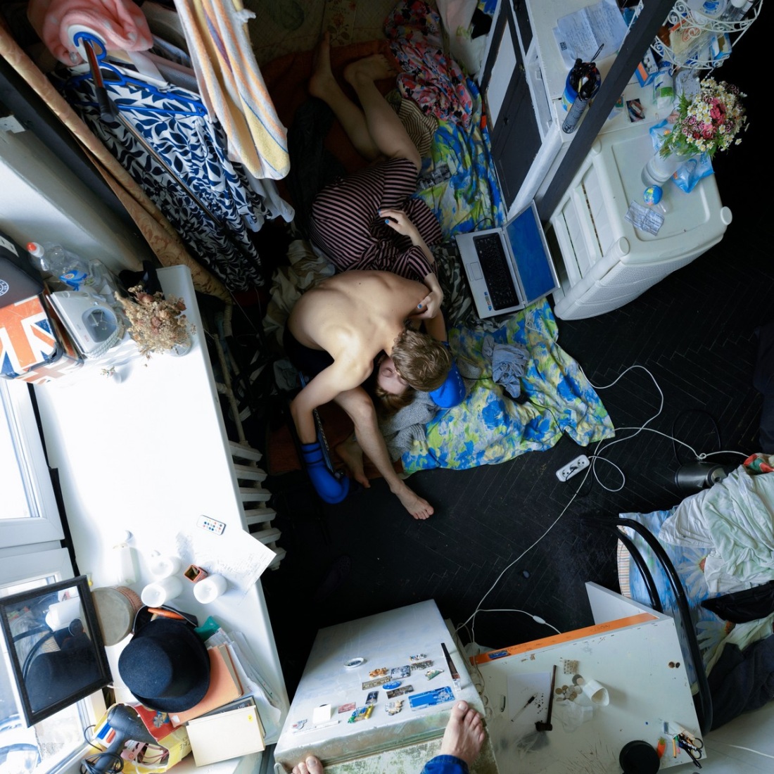 Девушка в коммуналке