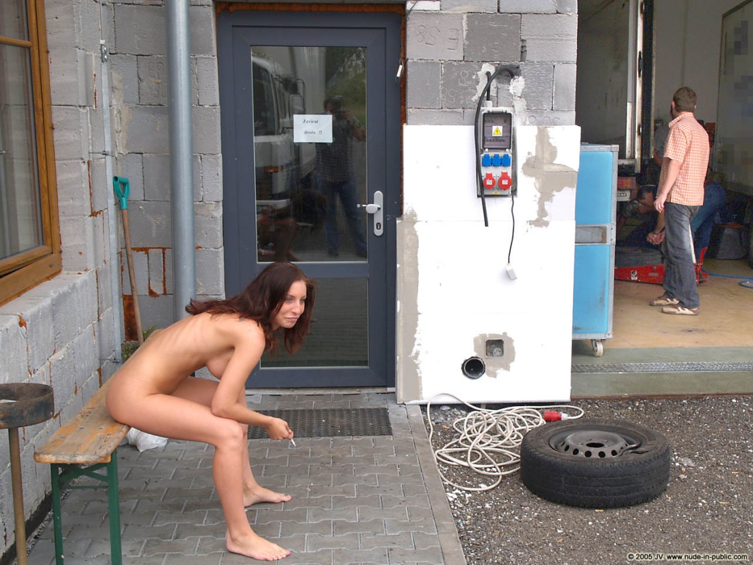 Разделась в необычном месте