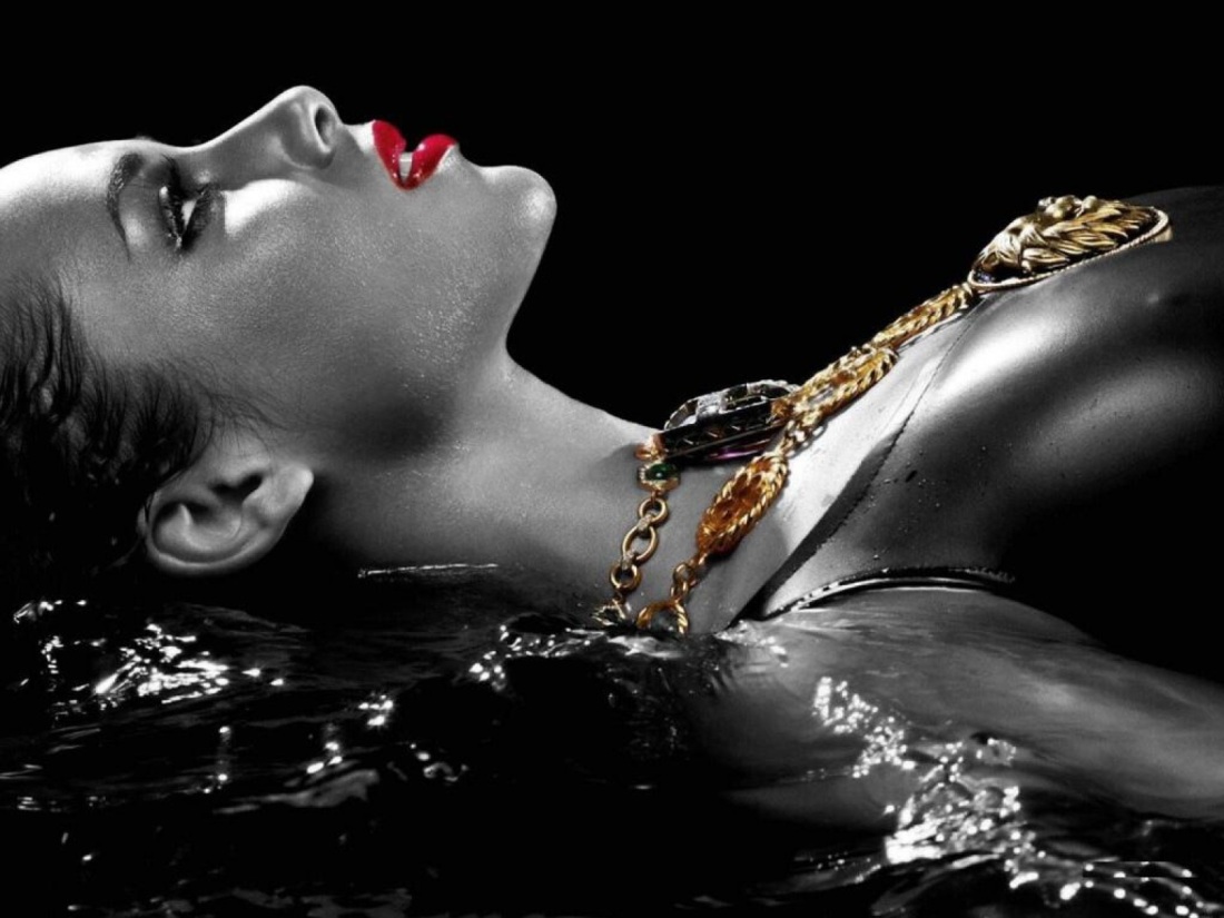 Капли воды на теле девушки